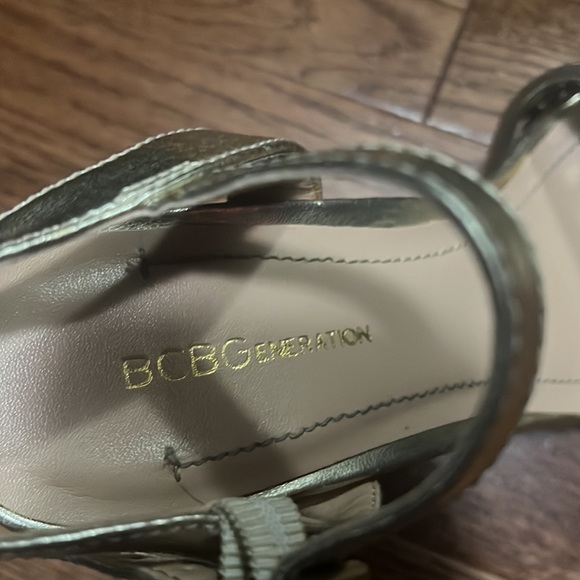 Gold cutout front  platform high wedge sandals . Open toe. Size 6. Gently used. - Picture 3 of 4